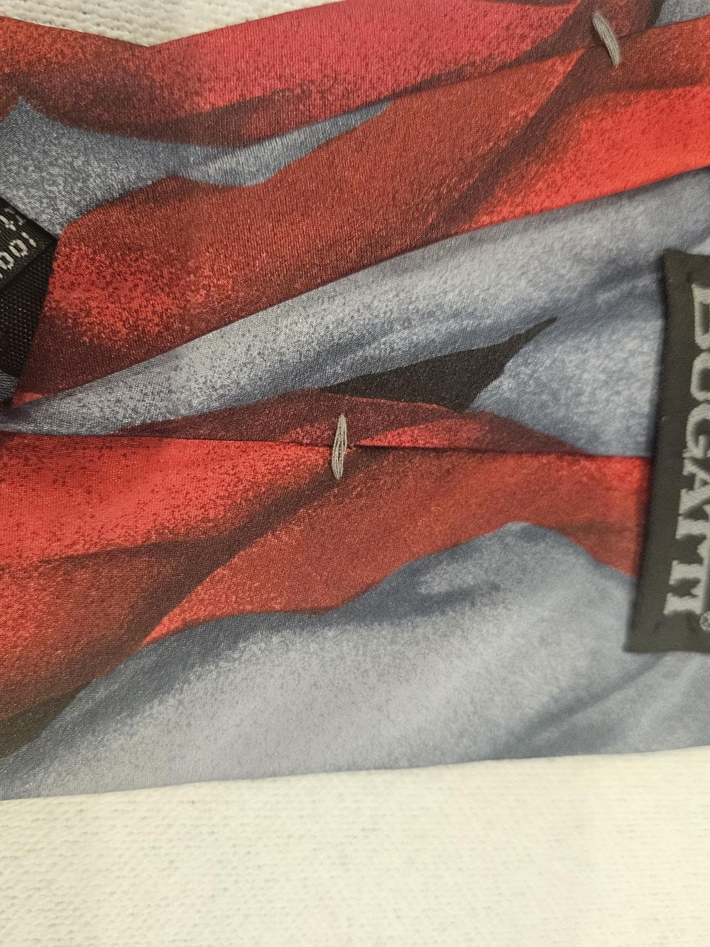 VTG Bugatti Men’s Necktie 100% Italian Silk Red Blue Abstract Geometric 90s - Picture 4 of 4